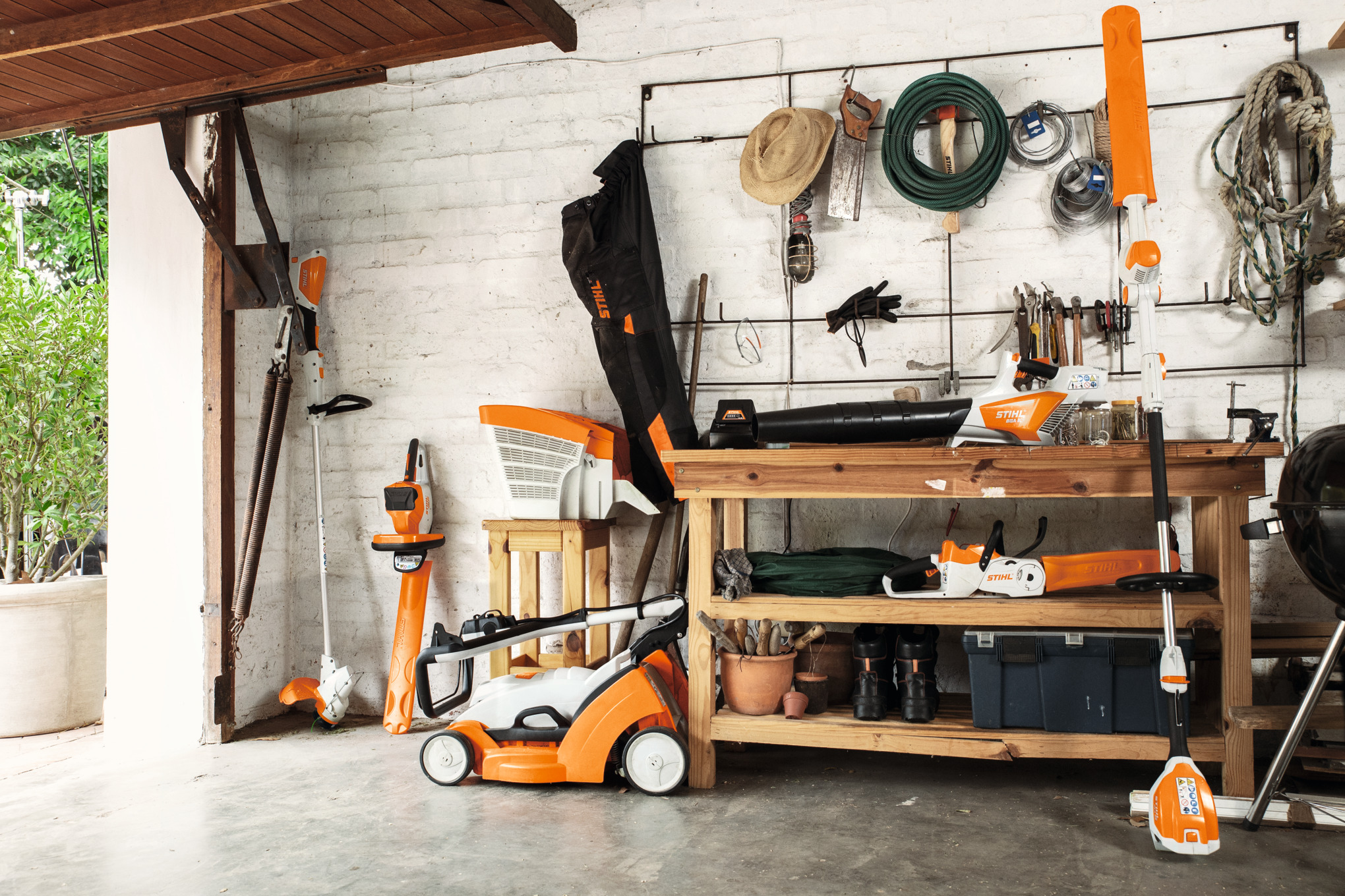 Ferramentas a bateria em uma garagem