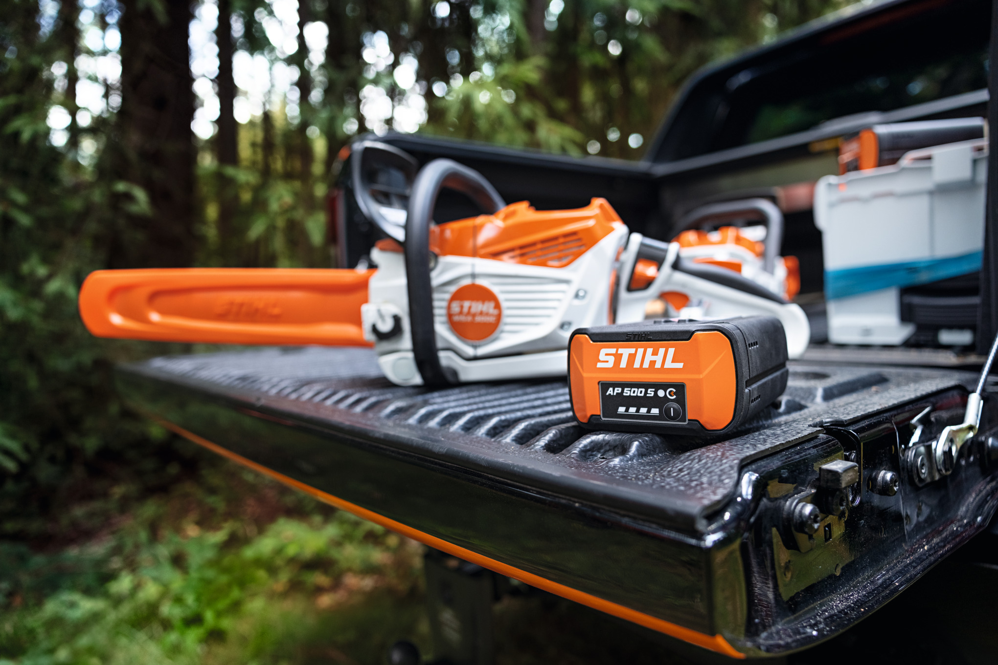 A bateria de íons de lítio STIHL AP 500 S e a motosserra a bateria STIHL MSA 300 