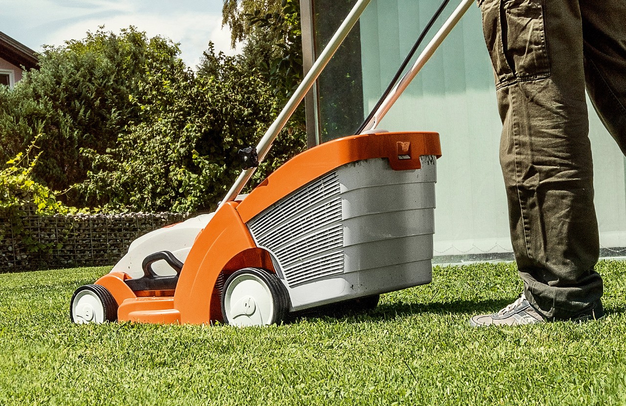 Corta-relva a bateria STIHL RMA&nbsp;339 sobre um relvado verde