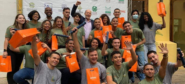 Participantes do projeto florecer, sorrindo e acenando 