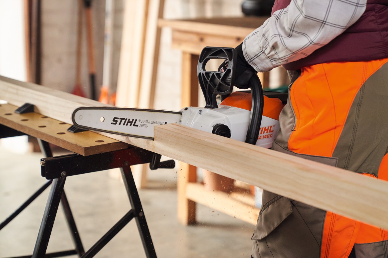 Imagem de como se corta uma madeira à medida com a motosserra a bateria STIHL MSA 140