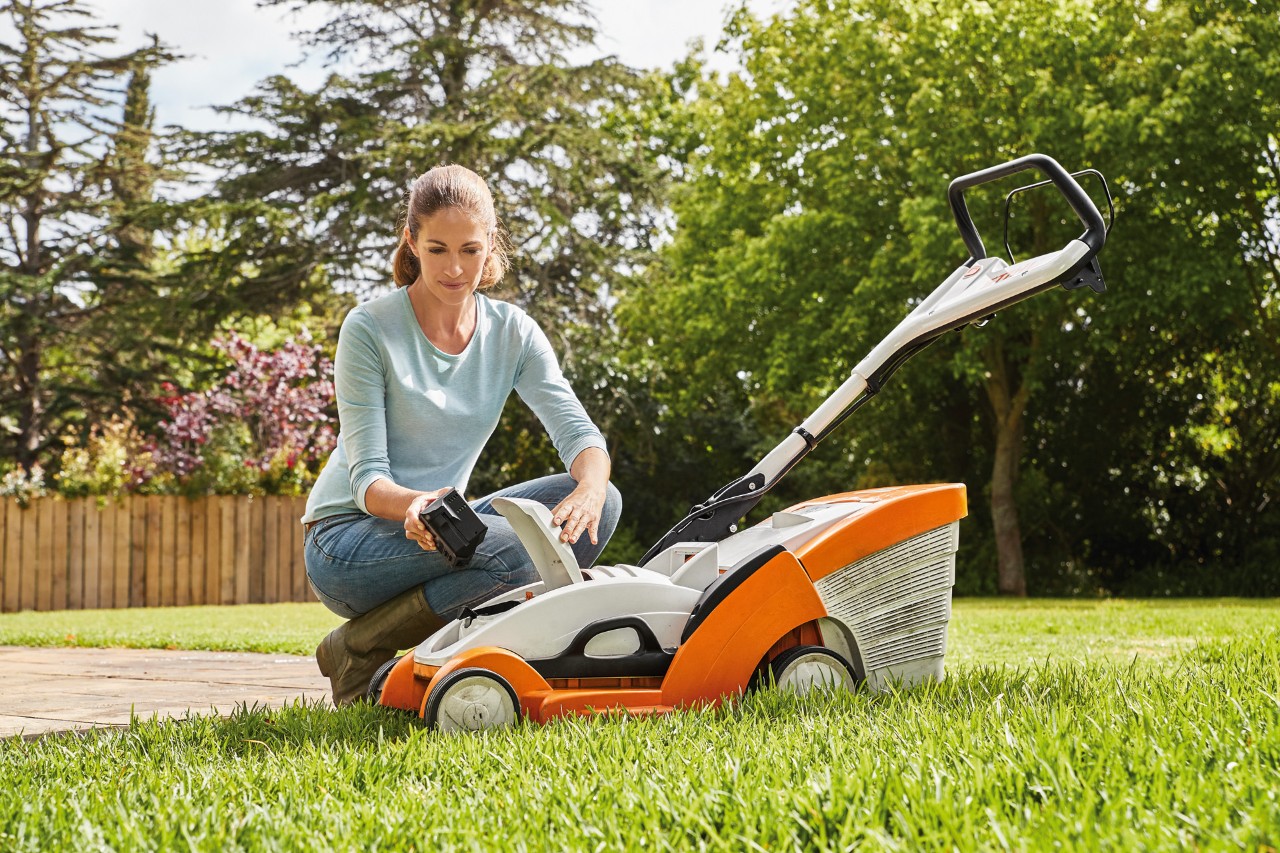 Cortar a grama corretamente com o cortador de grama a bateria STIHL 339 C