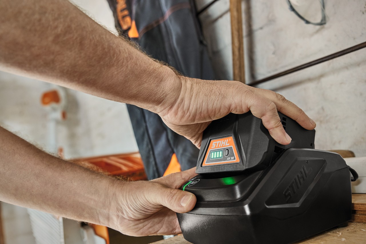Bateria de íons de lítio STIHL AK 30 carregando na estação de carga