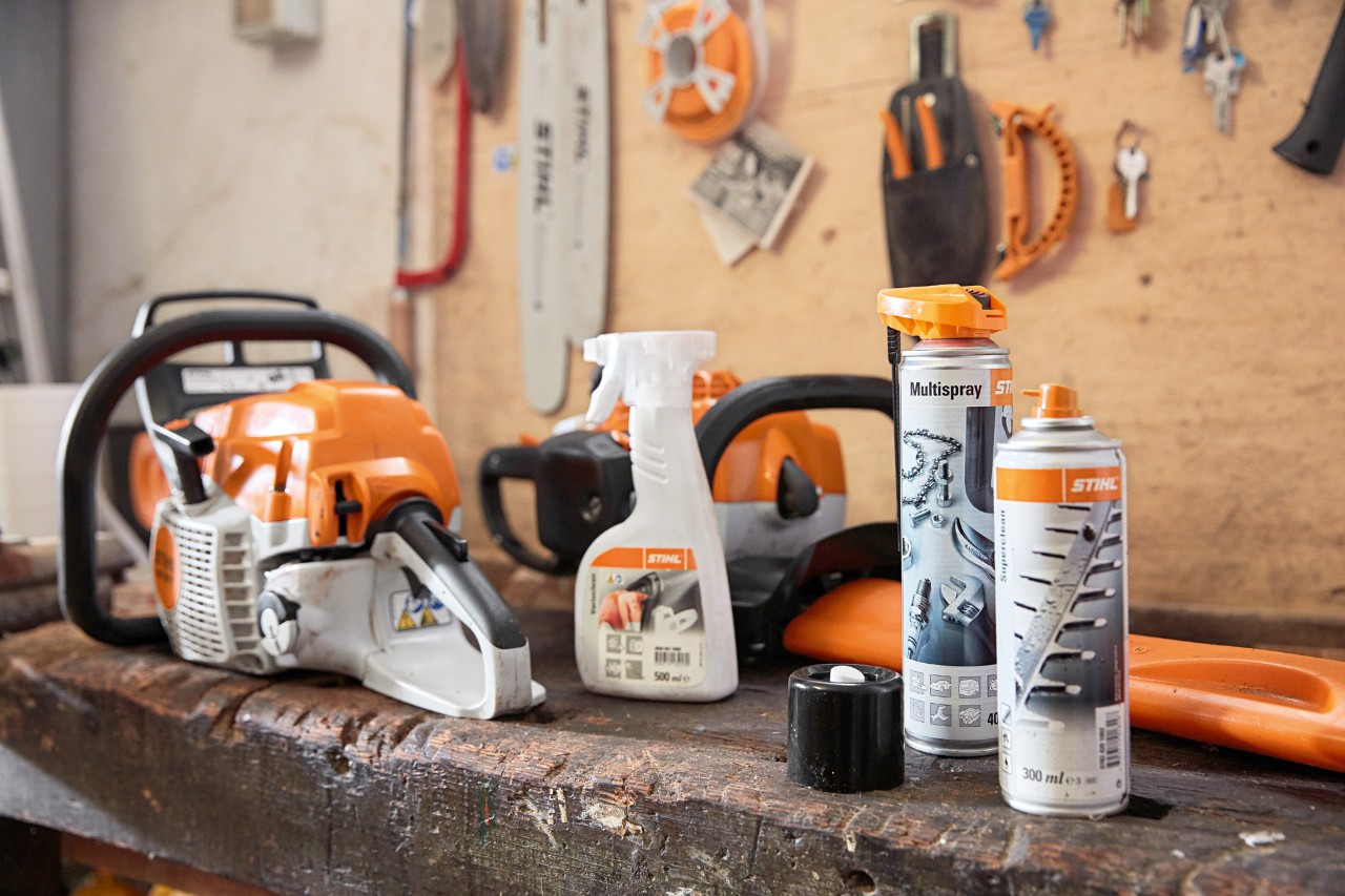 Material para limpar uma motosserra STIHL