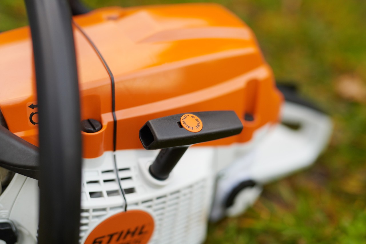 Imagem ampliada da pega de arranque numa motosserra a gasolina STIHL MS 261 C-M com M-Tronic e ElastoStart.
