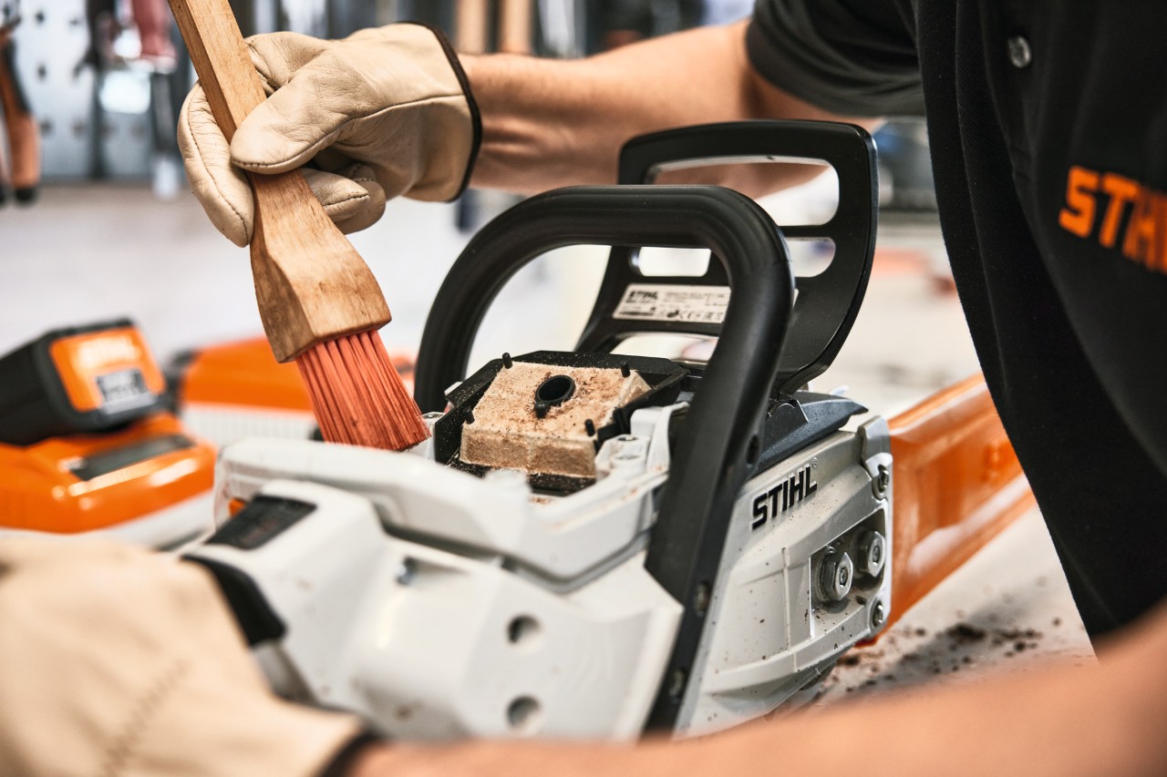 Manutenção da motosserras sendo realizada por funcionário da loja STIHL