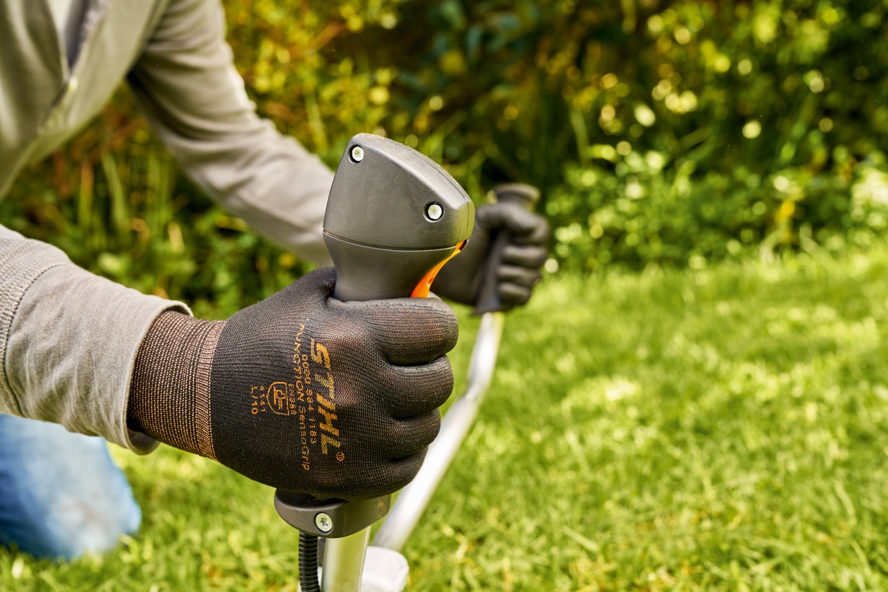 Um homem deixa o motor da motorroçadora a gasolina STIHL FS&nbsp;91 arrancar por instantes