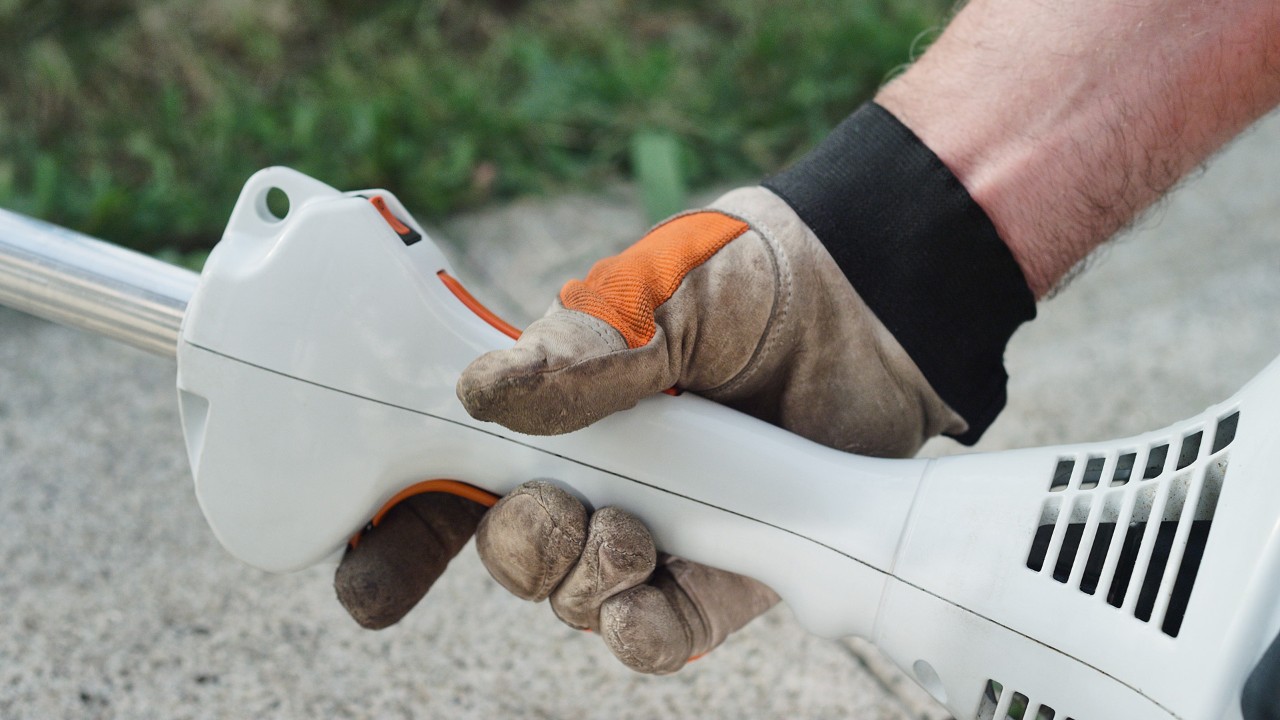 O gatilho do acelerador da motorroçadora a gasolina STIHL FS&nbsp;38 fica engatado