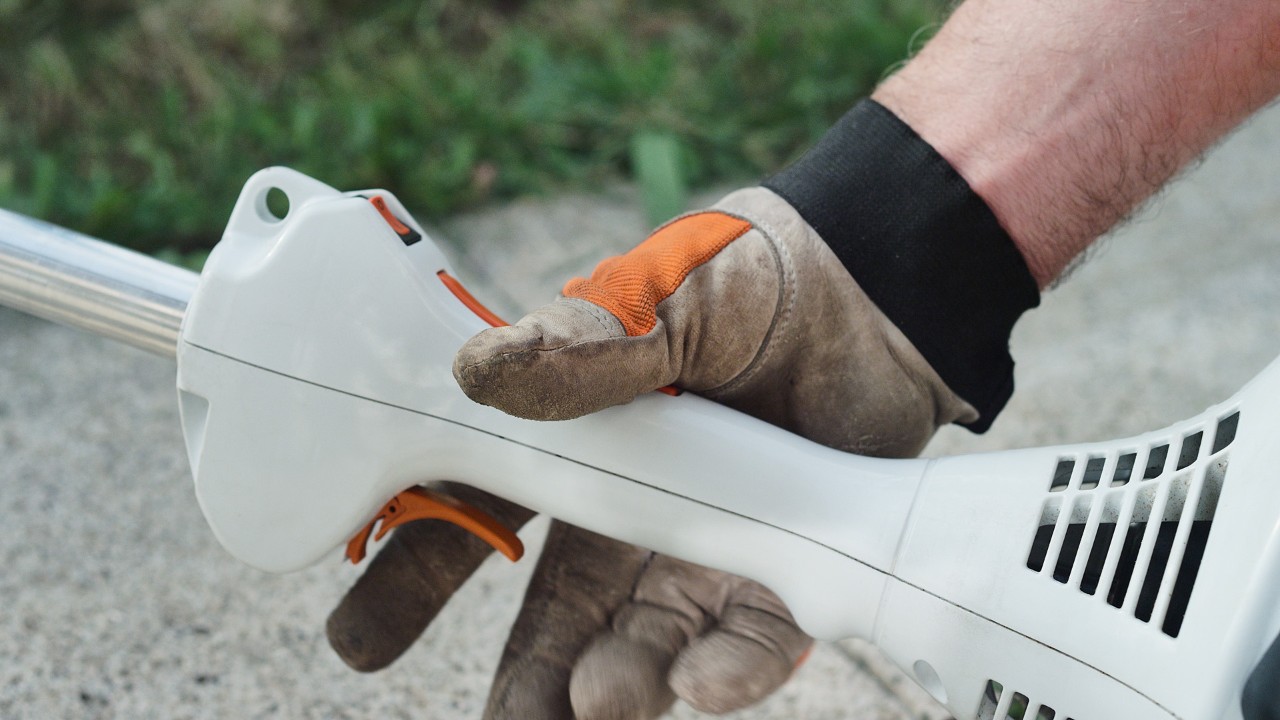 Motorroçadora a gasolina STIHL FS&nbsp;38 na posição de aceleração de arranque
