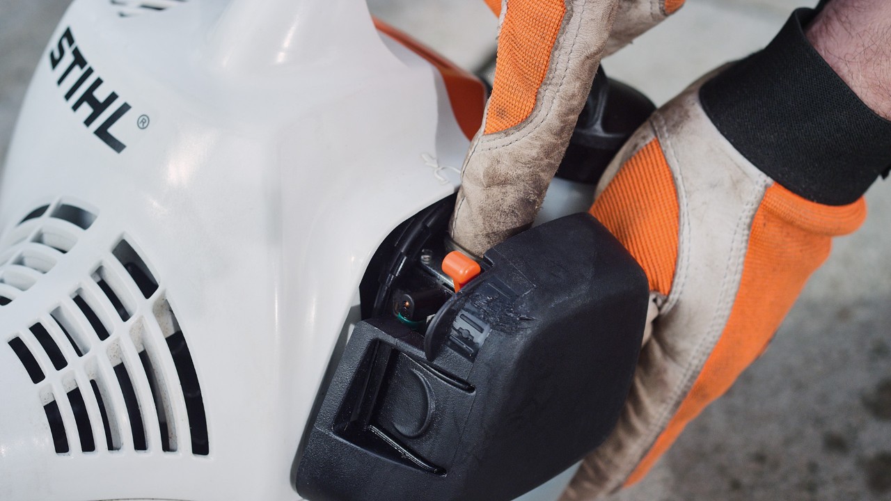 Premir a bomba de combustível na motorroçadora a gasolina STIHL FS&nbsp;38