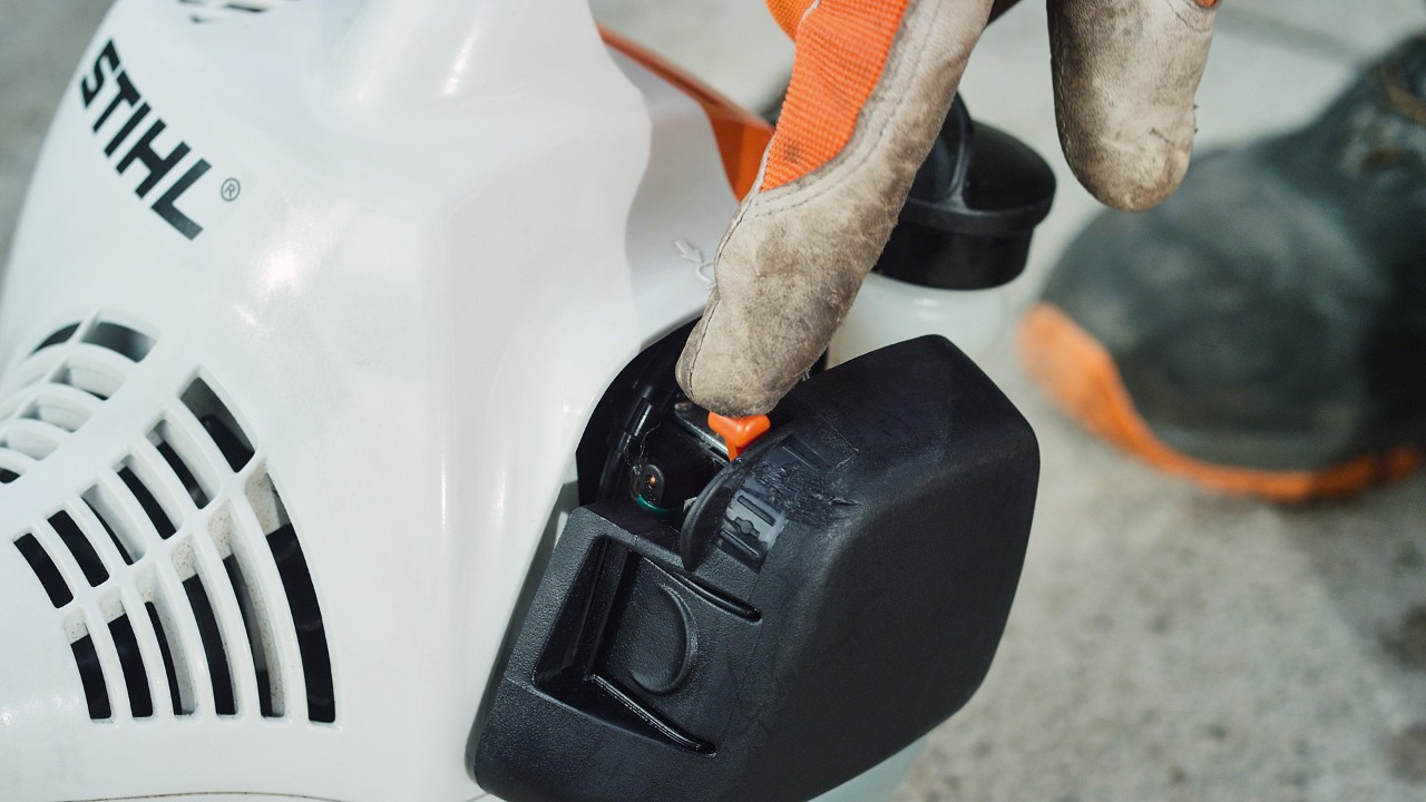 O choke da motorroçadora a gasolina STIHL FS&nbsp;38 abre-se