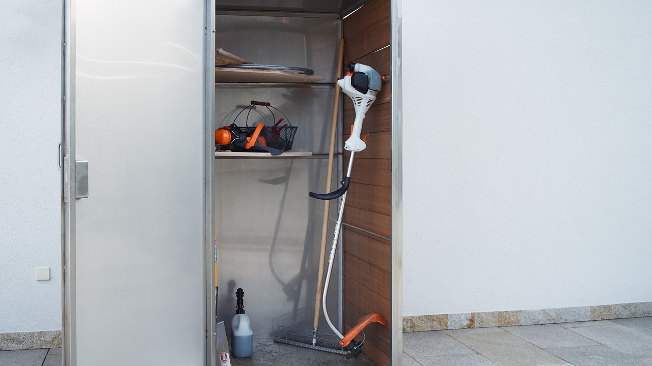 Motorroçadora a gasolina STIHL FS&nbsp;38 desligada dentro de um armário