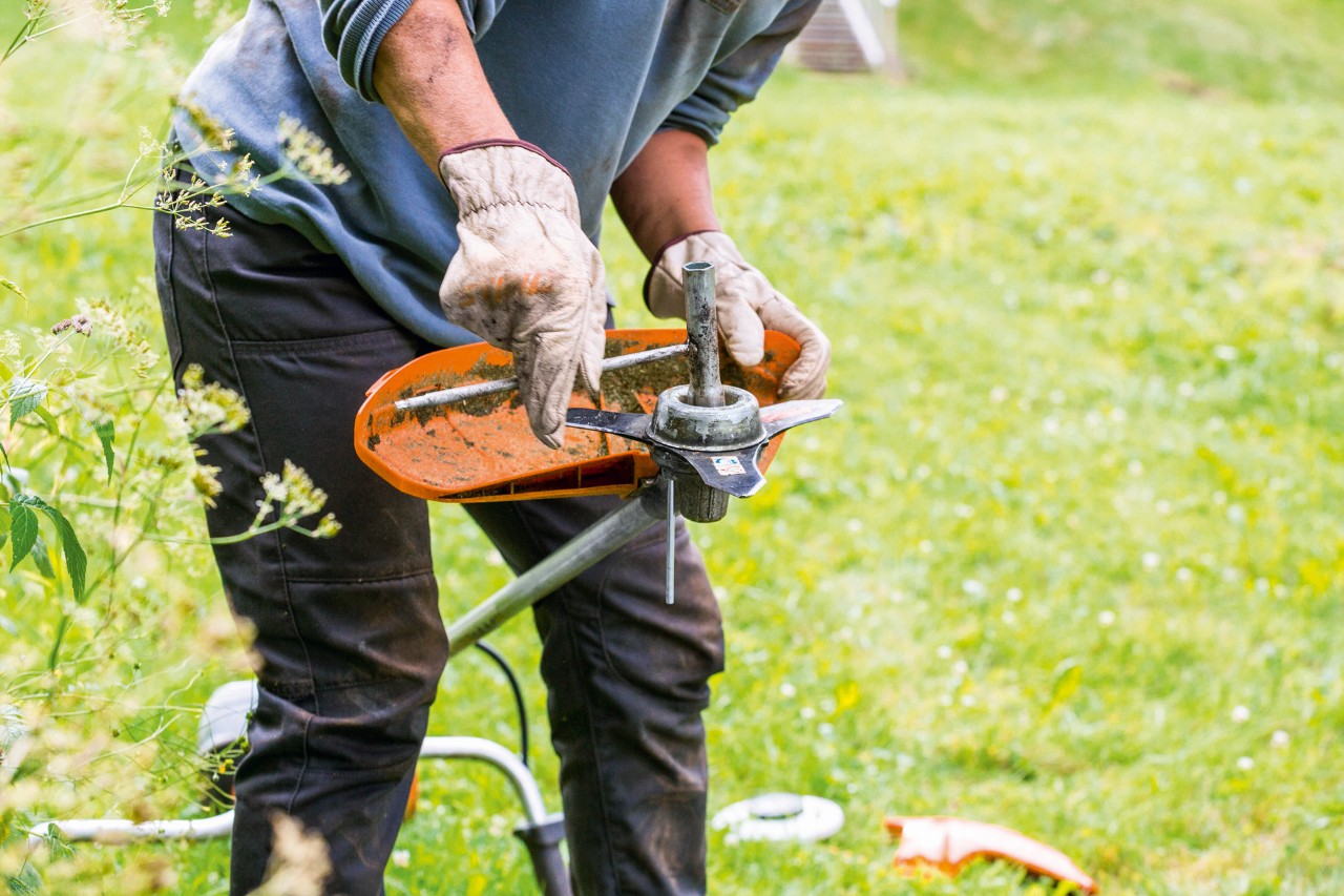Durante a manutenção da roçadeira STIHL FS 131, o cabeçote de corte é limpo