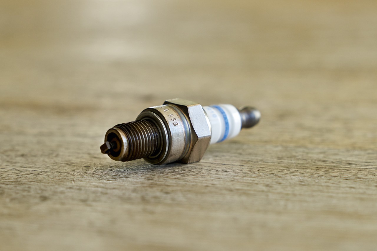 Imagem ampliada de uma vela de ignição de uma roçadeira a gasolina STIHL