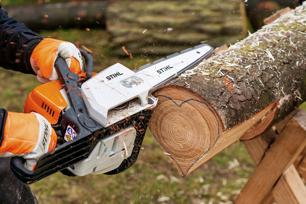 Fazer rodelas de coração planas a partir de um tronco utilizando uma motosserra a gasolina STIHL MS 170