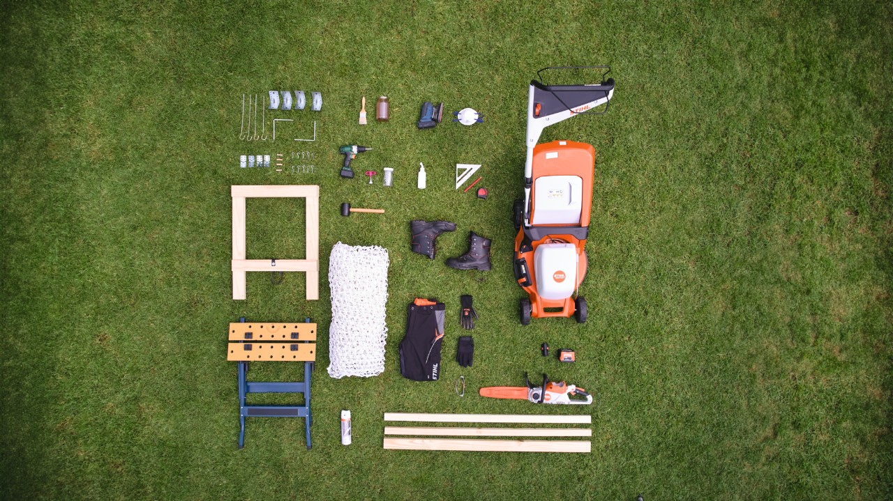 Imagem de drone do material e ferramentas necessários para construir uma goleira de futebol