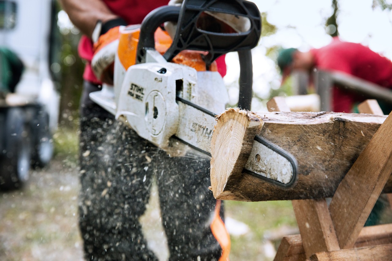 Motosserra STIHL 160 cortando um pedaço de madeira