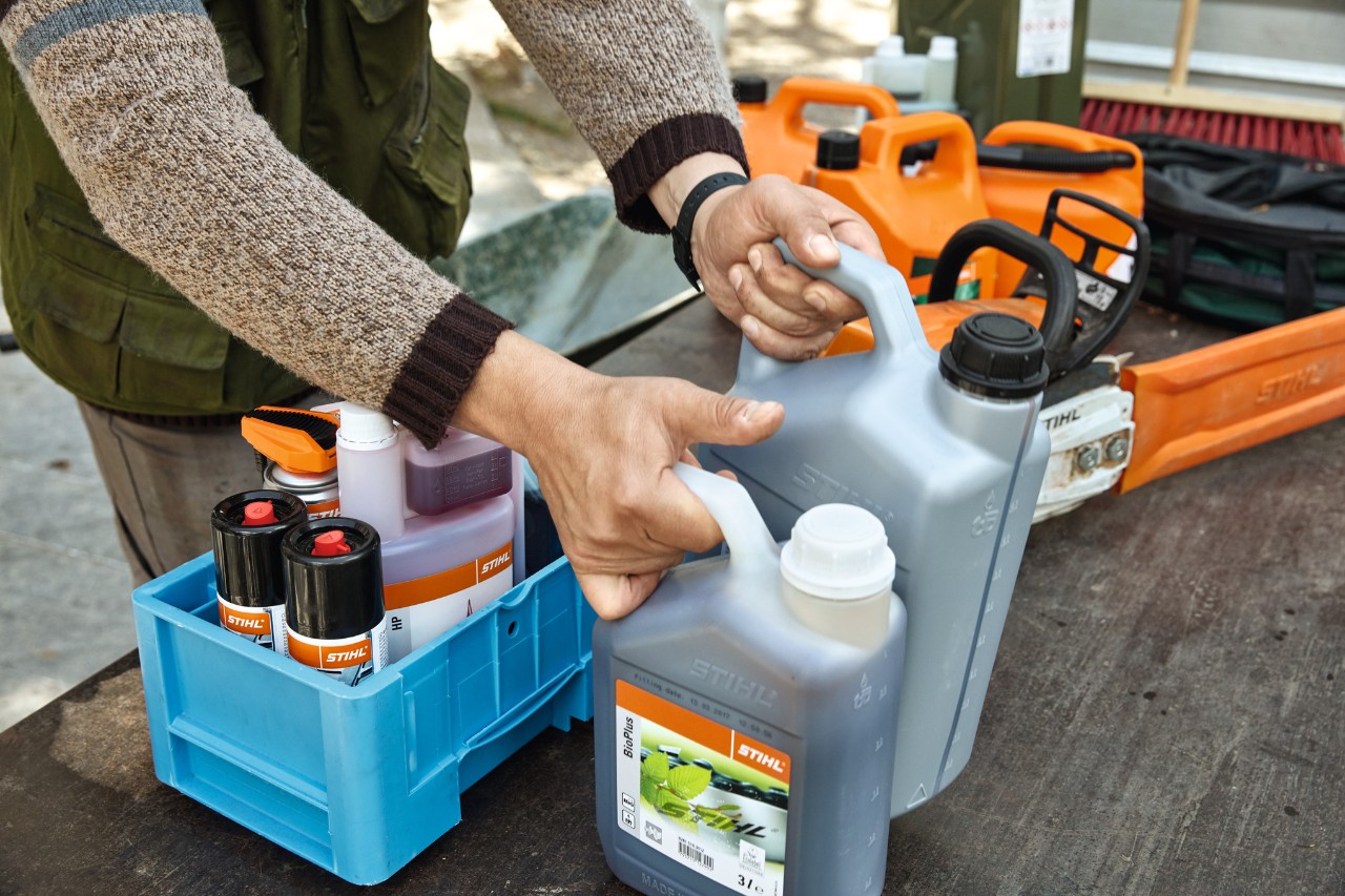 Uma pessoa coloca produtos consumíveis STIHL em caixas para transporte 
