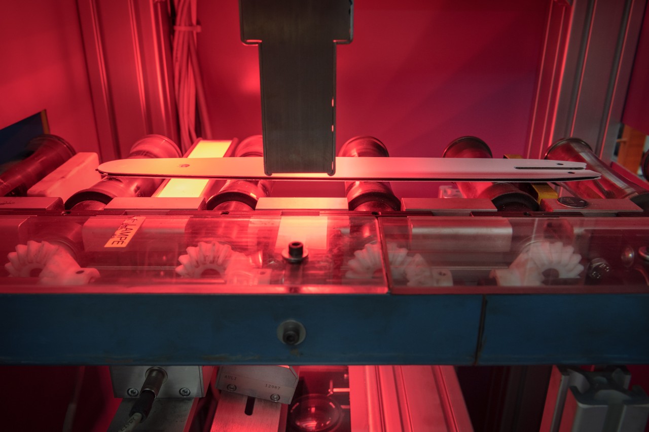 Máquina na produção de sabres fazendo o furo para o óleo e a pintura