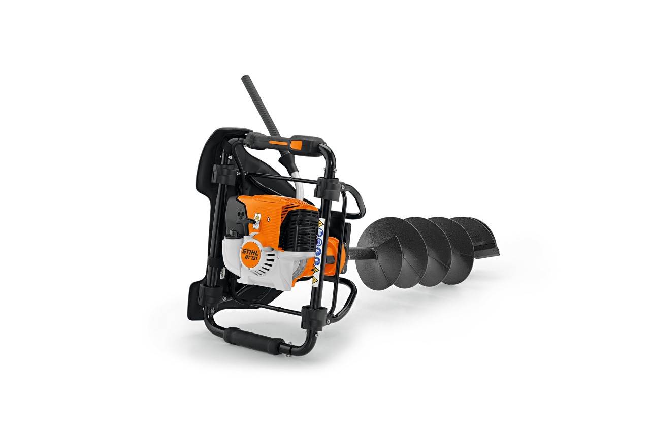 Perfurador de solo BT 131 STIHL em fundo branco