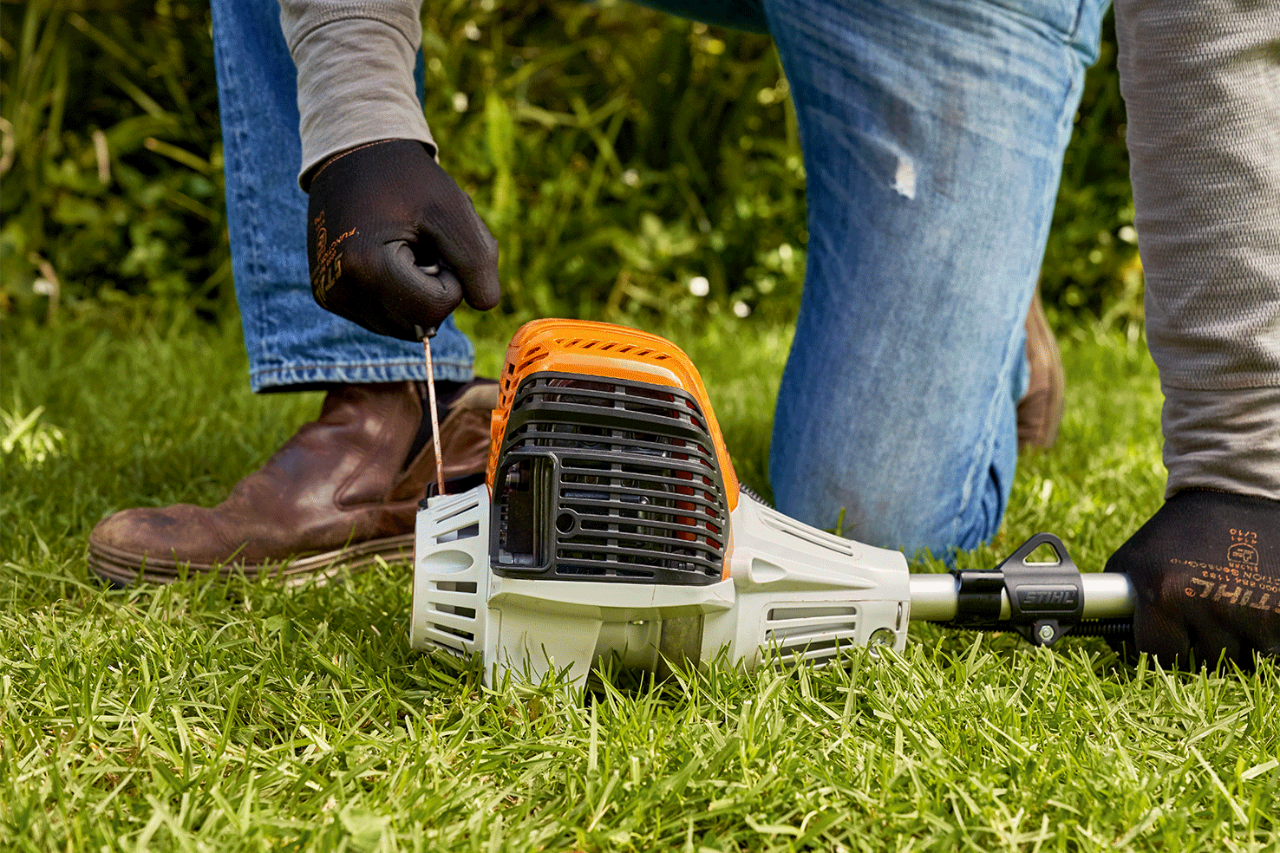 Roçadeira STIHL sendo arrancanda no chão