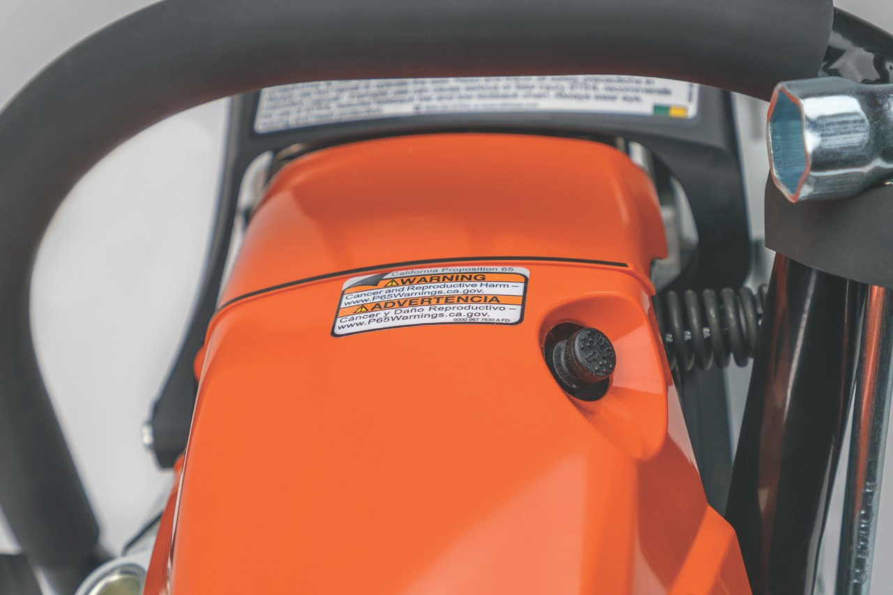 Válvula de descompressão em uma motosserra STIHL