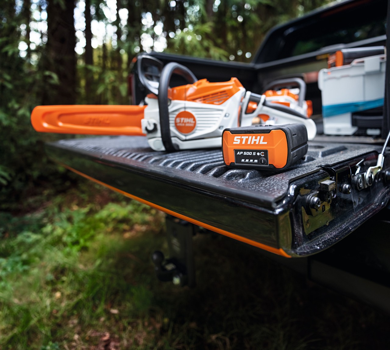 A bateria de iões de lítio STIHL AP 500 S e a motosserra a bateria STIHL MSA 300