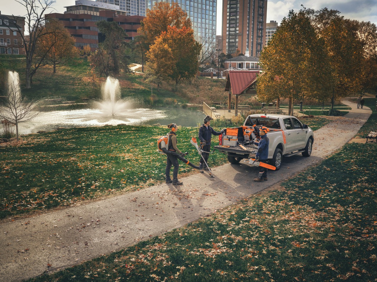 Os profissionais de paisagismo optam pelas ferramentas a bateria da STIHL para o seu trabalho